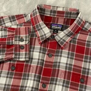 Patagonia‎ Shirt Mens Medium Long Sleeve Red Plaid Light Weight Flannel ButtonUp
